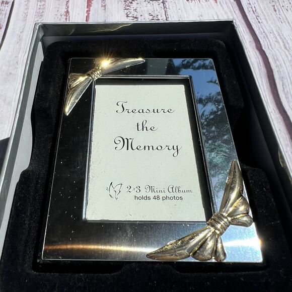 Mini Photo Album Silver Toned with Gold Toned Bows 2"x3" New - Picture 2 of 5